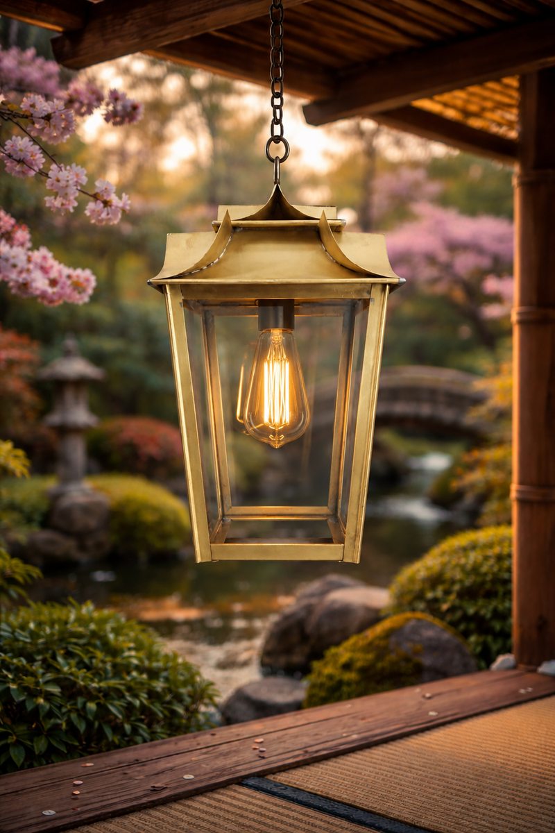 Lanterne 4/4 en laiton modèle pagode, ampoule allumée, jardin japonais