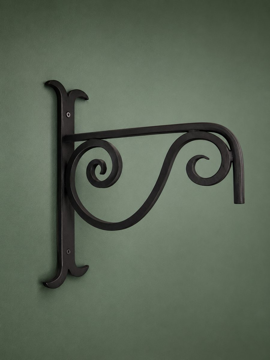 Potence en fer forgé à volutes, réalisée à l'atelier