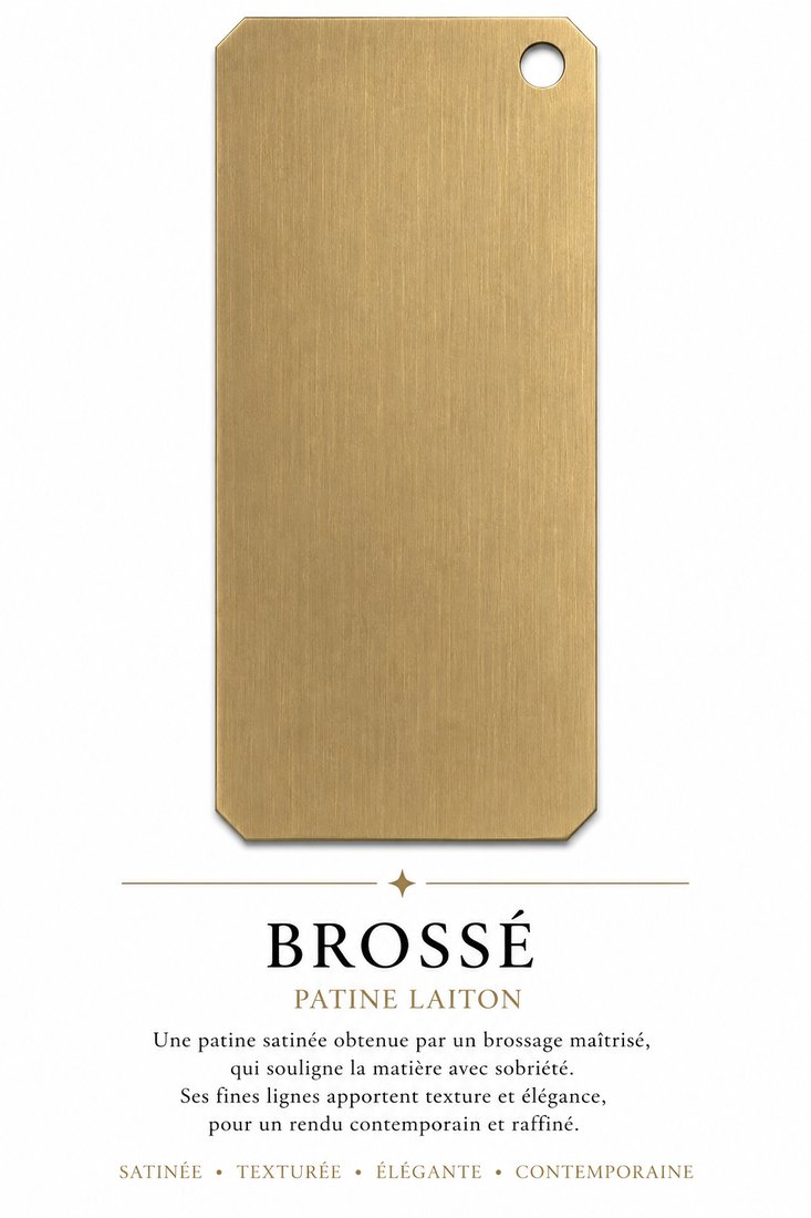 Échantillon de patine Brossé, patine laiton — Un brossage maîtrisé qui souligne la matière avec sobriété.
